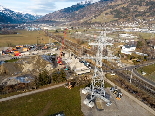 Provisorische Masten, die auf Betongewichten stehen und ohne
Fundament rasch montiert werden können sichern die Stromversorgung.