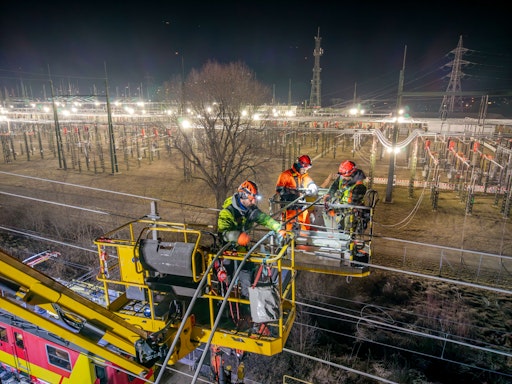 Vorschau Bild von Arbeiten über den Gleisen waren nur nachts unter strengen
Zeitfenstern möglich (kein Zugverkehr).