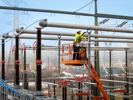 Vorschau Bild von Um die provisorische Leitung überhaupt ans Umspannwerk
anschließen zu können, wurden auch hier im laufenden Betrieb der
220-kV-Anlage komplexe Provisorien errichtet.