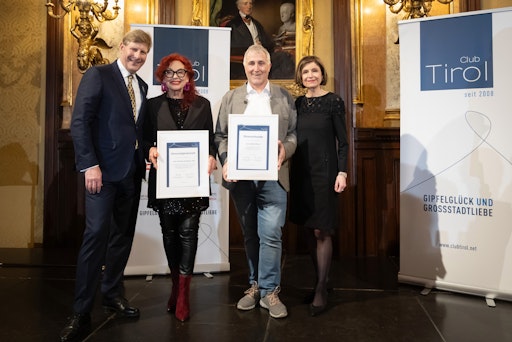 v.l.: Club Tirol Präsident Julian Hadschieff, Charlotte
Sengthaler, Herbert Rieser und Club Tirol-Vizepräsidentin Renate
Danler