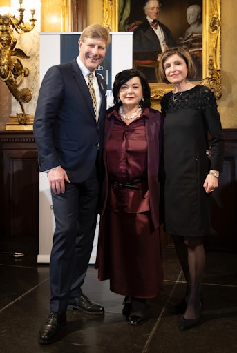 Vorschau Bild von v.l.: Club Tirol Präsident Julian Hadschieff mit Profilerin
Patricia Staniek und Club Tirol-Vizepräsidentin Renate Danler