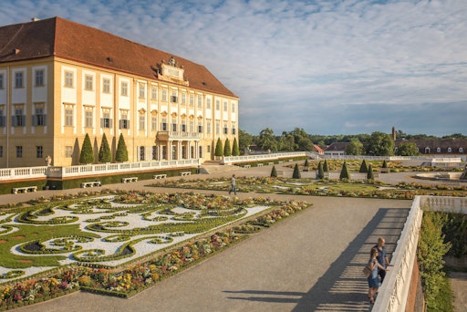 Vorschau Bild von Schloss Hof Fassade und Garten