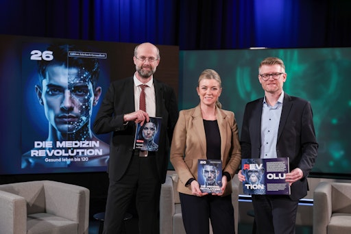 Vorschau Bild von Die beiden Jahrbuch-Herausgeber Rolf Gleißner (WKÖ) und Marco
Kanngieser (Sanofi Österreich) mit Moderatorin Sabine Loho.