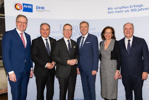 Vorschau Bild von Gäste am DHK Neujahrsempfang 2026: Joachim Schönbeck,
Vorstandsvorsitzender der Andritz AG und DHK Vizepräsident, Vito
Cecere, Botschafter der Bundesrepublik Deutschland in Österreich,
Michael Hüther, Direktor und Mitglied des Präsidiums IW Köln,
Christian Jauk, CEO der GRAWE Bankengruppe und erster Vizepräsident
der DHK, Elisabeth Pötsch, Thomas Gindele, Hauptgeschäftsführer DHK
(v.l.n.r.)