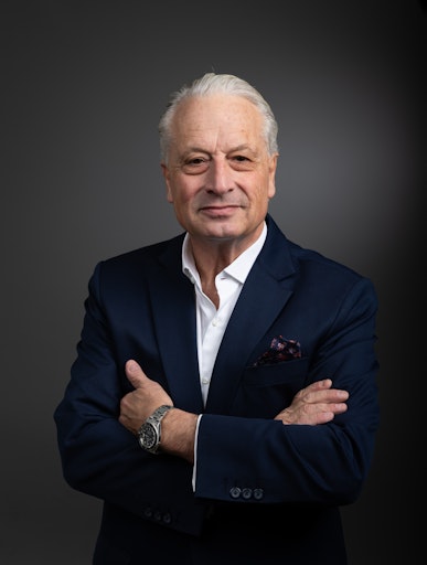 Vorschau Bild von Ulrich Kallausch ist langjähriger Investment Banker mit Fokus
M&A, Capital Markets, Asset Management bzw. IT und Risikomanagement.
Der studierte Jurist war u.a. Mitinhaber und COO/CRO/CIO der Semper
Constantia Privatbank, Equity Partner und Deputy CEO der Bank Sal.
Oppenheim Österreich, sowie nach Beendigung seiner Bankkarriere
Co-Gründer des Cyber Security Beratungsunternehmens Certitude
Consulting.