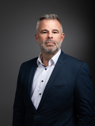 Vorschau Bild von Thomas Pleli verfügt als Experte für Restrukturierung,
Produktionsoptimierung, Produktentstehungsprozesse und operative
Exzellenz über langjährige Erfahrung auf Geschäftsführungs- und
Vorstandsebene. So war er u.a. für die FACC AG und die HTM-Gruppe
engagiert. Nach einer Managementtätigkeit bei Mondi AG, wo er den
Aufbau eines internen Start-ups verantwortete, war er als
Gesellschafter der IQX-Group im Interimsmanagement im Einsatz.