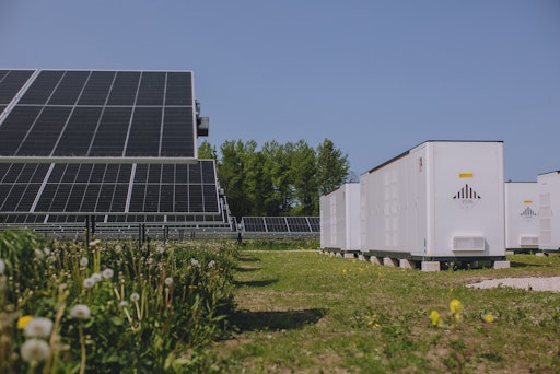 Vorschau Bild von Beispiel einer Hybrid-Anlage aus PV und Batteriespeicher.