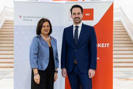 400 Schulleiterinnen und Schulleiter sowie die für sie
zuständigen Schulqualitätsmanagerinnen und -manager (SQM) trafen im
Bildungsgebäude der Arbeiterkammer Wien zusammen, um gemeinsam in
das Chancenbonus-Programm zu starten.