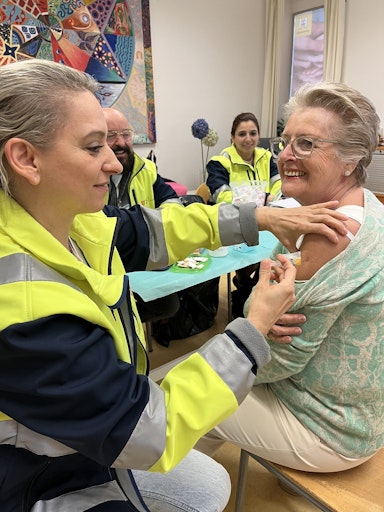 In den Nachbarschaftszentren des Wiener Hilfswerks steht der
Gesundheitsschwerpunkt 2026 ganz im Zeichen der Gemütlichkeit.
Niederschwellige und kostenlose Angebote werden mit Beratungen und
Vorträgen zu Gesundheitsthemen sowie Bewegungs-angeboten für alle
Altersgruppen ergänzt.