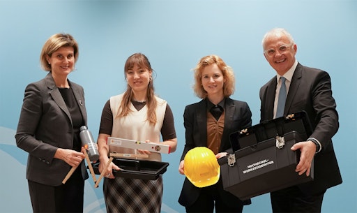  Um die anstehenden Aufgaben gut bewältigen zu können, überreichte
die Hochschule der Ministerin einen eigens gestalteten,
symbolträchtigen „Hochschulpolitik-Werkzeugkasten“.