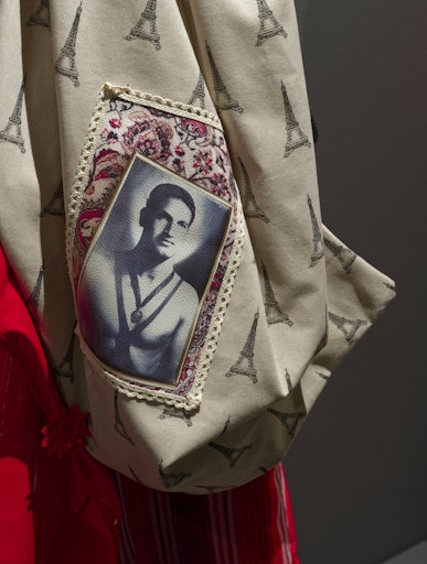  Chalisée Naamani, Who claims love? (Detail), 2025,
Ausstellungsansicht Palais de Tokyo, 2025 Courtesy Ciaccia Levi,
Paris/Milan, © Bildrecht, Wien 2026, Foto: Aurélien Mole