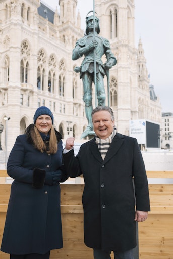  Bürgermeister Michael Ludwig und Stadträtin Barbara Novak
besuchen die Aufbauarbeiten des 31. Wiener Eistraum auf dem
Rathausplatz