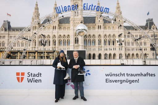 Vorschau Bild von Bürgermeister Michael Ludwig und Stadträtin Barbara Novak
besuchen die Aufbauarbeiten des 31. Wiener Eistraum auf dem
Rathausplatz