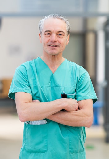  Oberarzt Dr. Stefan Schenk, Skoliosespezialist im Orthopädischen
Spital Speising, hat die neue OP-Methode aus Frankreich nach
Österreich gebracht