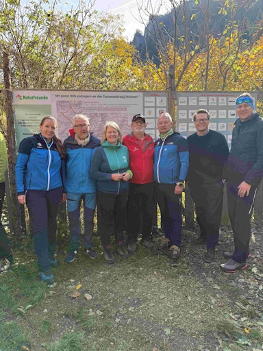 Über tausend Freiwilligen-Stunden, viele Gespräche und Engagement
für die gute Sache haben sich gelohnt. Die Naturfreunde eröffneten
gestern das erste Teilstück des neuen Flusswanderwegs Höllental
zwischen Kaiserbrunn und dem Weichtalhaus.