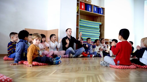  Fellow Moritz bei der Arbeit im Kindergarten