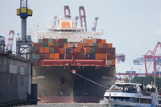 Das Containerschiff "Prague Express" der Reederei Hapag-Lloyd
wird von Schleppern an einen Containerterminal im Hafen gezogen.
Handel und Wirtschaft gehören zu den Themen, für die sich
Nutzerinnen und Nutzer von ChatEurope interessieren. Foto:
dpa/Marcus Brandt // Weiterer Text über ots und
www.presseportal.de/nr/179927 / Die Verwendung dieses Bildes für
redaktionelle Zwecke ist unter Beachtung aller mitgeteilten
Nutzungsbedingungen zulässig und dann auch honorarfrei.
Veröffentlichung ausschließlich mit Bildrechte-Hinweis.