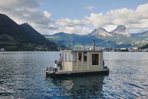  Saunaboot auf dem Vierwaldstättersee, im Hintergrund die Berge