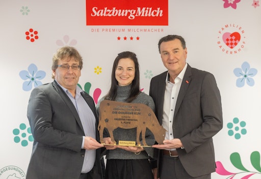  Robert Leitner, Aufsichtsratsvorsitzender der SalzburgMilch,
Katharina Lichtmannsperger, Tierärztin der SalzburgMilch und Andreas
Gasteiger, Geschäftsführer der SalzburgMilch mit einer "Goldenen
Kuh"; (c)SalzburgMilch/wildbild