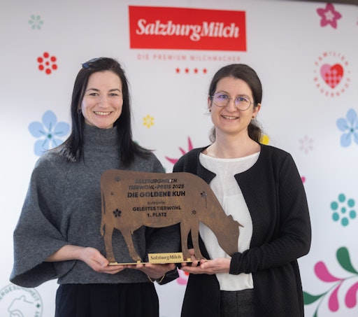 Vorschau Bild von Katharina Lichtmannsperger, Tierärztin der SalzburgMilch, und
Marianne Schmid, Nachhaltigkeits- und ESG-Management und Teil der
Jury in der Kategorie "Nachhaltigkeit am Milchviehbetrieb",