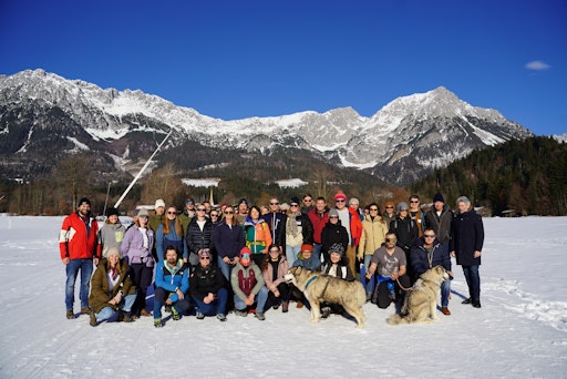  Expert:innen, Touristiker:innen und Praktiker:innen erarbeiteten
beim dritten Impulstag ‚Wandern im Winter‘ im Wanderdorf Scheffau
gemeinsam Antworten darauf, warum die Erzählung vom Winter neu
geschrieben werden muss, weshalb Winterwandernde bislang
unterschätzte Umsatzbringer sind und warum Wandern im Winter keine
Ersatzlösung, sondern eine strategische Ergänzung im Wintertourismus
darstellt.