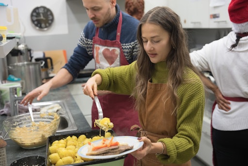  Anja Fierlinger (dm) nutzte ihren „mehr vom leben Tag“ um bei den
Festessen 2025 mitzuhelfen.