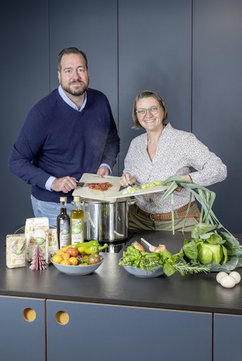 Vorschau Bild von Vorsitzender der dm Geschäftsführung Harald Bauer und Barbara
Riegler, Obfrau von BIO AUSTRIA.