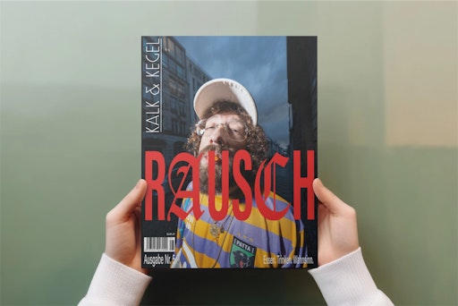 Vorschau Bild von Am Cover des neuen KALK&KEGEL Magazins ist der Berliner Rapper,
Songwriter und Wein-Podcaster Sebastian Moser, alias Curly.