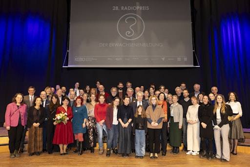 VÖV-Präsident Heinz Fischer, BM Eva-Maria Holzleitner, die
Vertreter*innen der Erwachsenenbildung mit allen Nominierten und
Preisträger*innen des Radiopreises