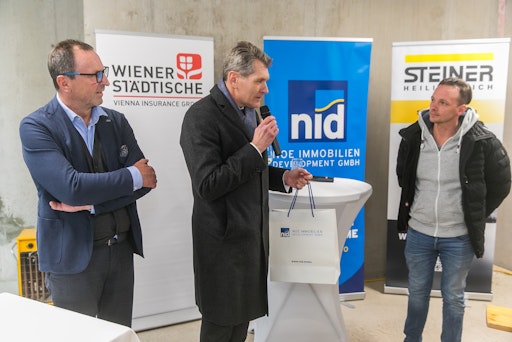 Vorschau Bild von Bmstr. Ing. Michael Neubauer übergibt das traditionelle
Gleichengeld an den Polier von Steiner Bau GmbH.