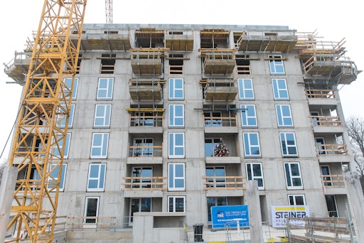 Vorschau Bild von Eybnerstraße | Leben im Grünen: Bis Ende 2026 entsteht in der
Eybnerstraße ein modernes Wohnbauprojekt mit 40 Mietwohnungen.
Vormerkungen für Mietwohnungen werden unter eybnerstrasse@nid.immo
oder telefonisch unter +43 2742 93089 – 300 entgegengenommen.