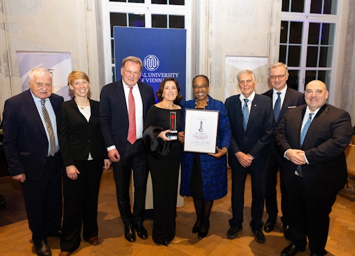 Das international renommierte World Doctors Orchestra wurde im
Rahmen der Speakers’ Reception and Dinner des 23rd Vienna Congress
com·sult im Josephinum der MedUni Wien mit dem Red Arrow Award
ausgezeichnet.