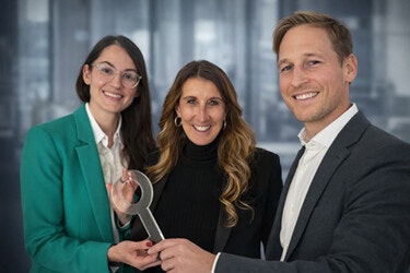  Erfolgreiche Schlüsselübergabe an die nächste Generation der
Bayer Schilder GmbH.