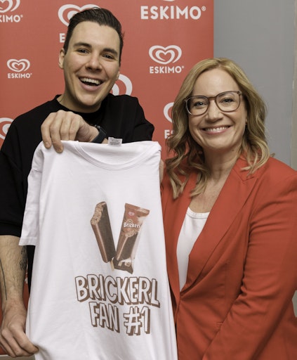 Vorschau Bild von Als Dank für sein großes Engagement bekam Theo Kämmerer als einer
der Petitions-Initiatoren von Andrea Huber-Schallmeiner,
Geschäftsführerin The Magnum Ice Cream Company (TMICC) Austria den
Titel 'Brickerl Fan #1' in Form eines Shirts verliehen.