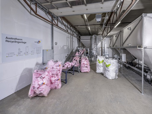 Vorschau Bild von Blick in die Recyclinganlage Purbach: EPS- und XPS-Verschnitte
werden hier gesammelt, aufbereitet und wieder in den
Produktionskreislauf zurückgeführt.