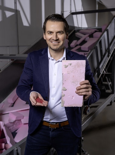 Vorschau Bild von Heimo Pascher, Geschäftsführung Austrotherm Gruppe, mit XPS
Rezyklat und Austrotherm XPS Baustellenverschnitt.