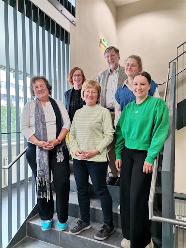  Das Projektteam rund um die Curriculums-Entwicklung (v.l.n.r.):
Dr.in Danielle Bidasio, Projektleiterin Katrin Reiter Bakk. Phil.
MA, MMag.a Silvia Schwarzenberger-Papula, Gesamtprojektleiter Univ.
Prof. Dr. Franz Kolland, und die wissenschaftlichen Mitarbeiterinnen
Karoline Bohrn BA MA MA sowie Viktoria Greber BA MA.