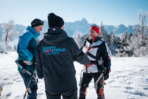 Vorschau Bild von Bevor man das erste mal mit dem Hypershell Pro am Dreiländereck
loswandert, bekommt man in der Happy SKIschule 3Ländereck eine
genaue Einweisung.