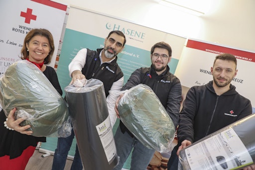  Übergabe von Schlafsacke und Matten an wohnungslose