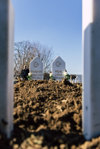 Vorschau Bild von Auch das erst neun Monate alte Baby Lana aus Syrien ertrank
gemeinsam mit ihren Eltern im Grenzfluss Drina.
