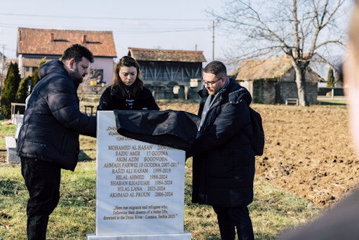 Vorschau Bild von Die zwei Denkmäler für alle verstorbenen Geflüchteten auf der
Balkanroute wurden von Petar Rosandić (SOS Balkanroute), Tilly
Sünkel (Leavenoonebehind) und Nihad Suljić (Djeluj.ba) enthüllt