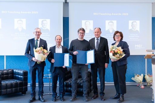 Vorschau Bild von V.l.: MCI Rektor Andreas Altmann, Michael Meister, Matthias
Janetschek, Franz Pegger (Leitung Hochschulkollegium), Claudia
Mössenlechner (stv. Leitung Hochschulkollegium) ©MCI/Aaron Heimerl