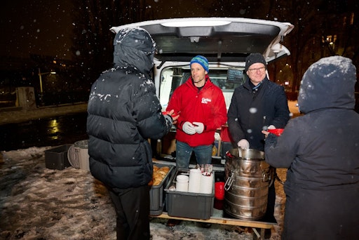 Winteraktion: Klaus Schwertner (Caritas Wien) und Rudolf Schrefl
(Drei) verteilen gemeinsam heiße Suppe.