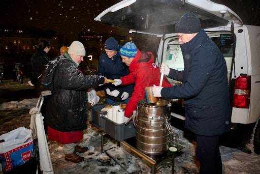 Vorschau Bild von Bei der Drei Hilft-Winteraktion unterstützen Klaus Schwertner
(Caritas Wien) und Rudolf Schrefl (Drei) das Freiwilligen-Team beim
Verteilen von heißer Suppe und Brot.