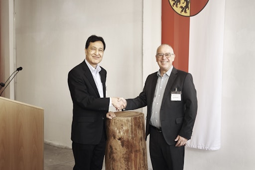 Hiroyuki Isono, CEO von Oji Holdings und Wolfram Kalt, CEO von
AustroCel freuen sich über die zukünftige Zusammenarbeit.