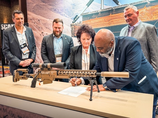  v.l.n.r.: Alexander Liess (CCO Steyr Arms), Florian Eberhardt
(Group Product Strategy Director Steyr Arms), Diann Pennington
(Inhaberin MHSA), Tim Castagne (CEO Arex Defense), Wayne Weber (CEO
Steyr Arms USA)
