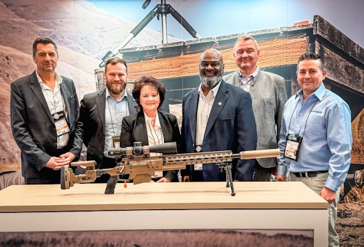 Vorschau Bild von v.l.n.r.: Alexander Liess (CCO Steyr Arms), Florian Eberhardt
(Group Product Strategy Director Steyr Arms), Diann Pennington
(Inhaberin MHSA), Wayne Weber (CEO Steyr Arms USA), Tim Castagne
(CEO Arex Defense), Eric Roth (Business Development Manager MHSA)