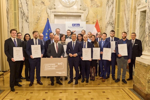Certified Bank Audit Manager (CBAM) – die vom Verband der
dezentralen Bankprüferverbände Österreichs initiierte Ausbildung
hebt den Qualitätsmaßstab für Bankenprüfungen an. Die Verleihung der
Zertifikate an die Absolvent:innen erfolgte am 28.1.2026 durch
Bundesminister Dr. Wolfgang Hattmannsdorfer im
Wirtschaftsministerium.