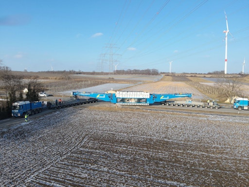 Vorschau Bild von Die Einfahrt von der Bundesstraße B10 auf die Zufahrtsstraße zum
Werk war eine besondere Herausforderung: Zug- und Schub-Fahrzeug
mussten die Position tauschen, weil Wenden aus Platzmangel keine
Option war.