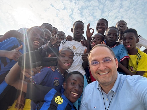 Vorschau Bild von P. Rafael Bejarano Rivera SDB beim Besuch eines
Straßenkinderprojekts in Luanda, Angola